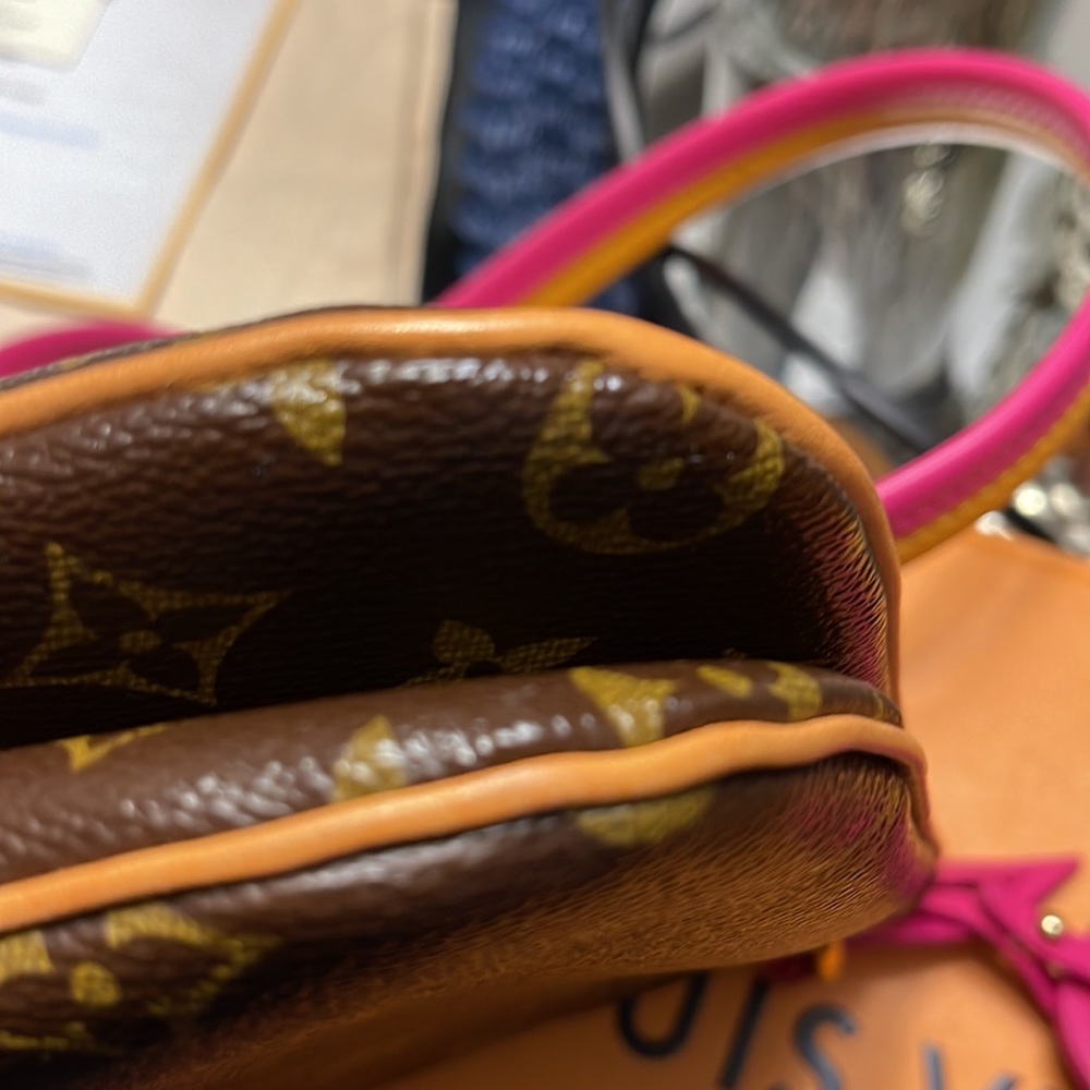 LOUIS VUITTON
Monogram Lorette - Picture 8 of 8
